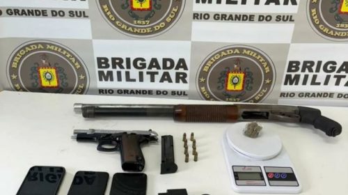 BRIGADA MILITAR PRENDE DOIS HOMENS POR PORTE ILEGAL DE ARMA DE FOGO DE CALIBRE RESTRITO NO AMÉRICA, EM FARROUPILHA