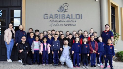 Alunos conhecem rotina da Cooperativa Vinícola Garibaldi