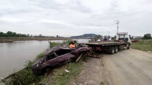 Estado inicia a retirada de três veículos do leito do Rio Taquari, em Cruzeiro do Sul