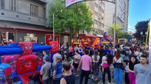 Festa das Crianças reuniu mais de 2 mil pessoas na Via Del Vino, centro de Bento