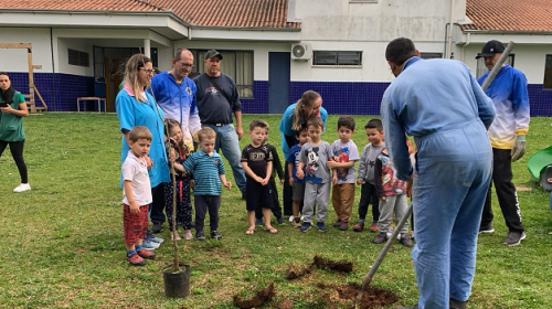 Secretaria de Meio Ambiente realiza plantio de árvores em escolas de Bento Gonçalves