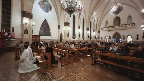 Paróquia Cristo Rei de Bento Gonçalves se reúne para rezar pela paz no mundo, a pedido do Papa Francisco