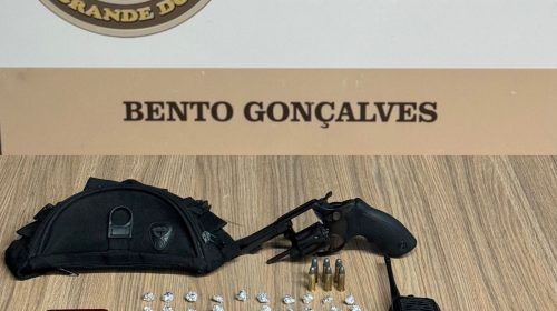 BRIGADA MILITAR PRENDE HOMEM POR PORTE ILEGAL DE ARMA DE FOGO E APREENDE MENOR POR TRÁFICO DE DROGAS NO CONCEIÇÃO, EM BENTO GONÇALVES