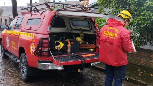 Corpo de Bombeiros atua em diversas ocorrências provocadas pela chuva nos bairros de Bento Gonçalves