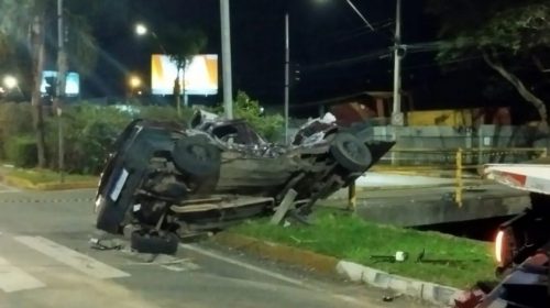 HOMEM MORRE EM COLISÃO ENTRE CARRO E CAMINHÃO NA PERIMETRAL NORTE, EM CAXIAS DO SUL