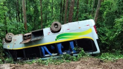 MICROÔNIBUS CAPOTA NA ESTRADA SÃO RAFAEL, INTERIOR DE CARLOS BARBOSA