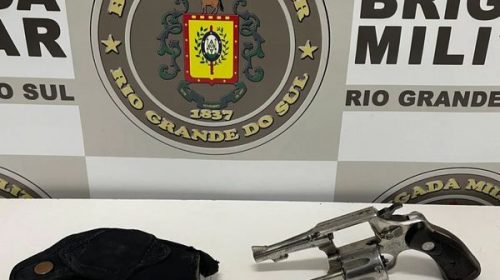 BRIGADA MILITAR PRENDE HOMEM POR PORTE ILEGAL DE ARMA DE NO INDUSTRIAL, EM FARROUPILHA