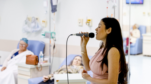 Sami Almeida faz show para pacientes no Instituto do Câncer do Tacchini, em Bento