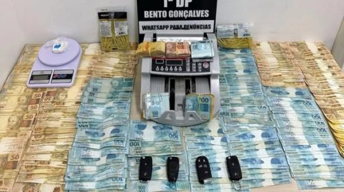 POLÍCIA CIVIL CUMPRE SEIS ORDENS JUDICIAIS E APREENDE R$ 35 MIL, DUAS CAMINHONETES E PRENDE SUSPEITO DE TRÁFICO DE DROGAS, EM BENTO GONÇALVES