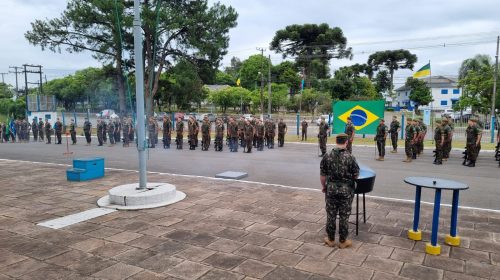 Dia Nacional da Bandeira é celebrado com formatura de soldados no 6°BCOM, em Bento Gonçalves