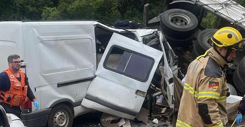 Uma pessoa morre em acidente entre três veículos na ERS-122, entre Flores da Cunha e Caxias do Sul