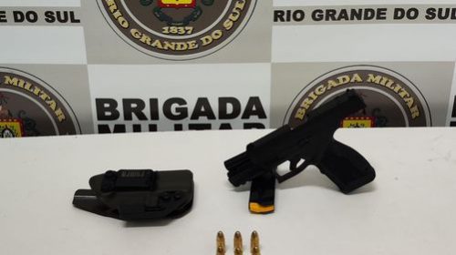 BRIGADA MILITAR PRENDE HOMEM POR PORTE ILEGAL DE ARMA DE FOGO NO BAIRRO SÃO LUIZ, EM FARROUPILHA