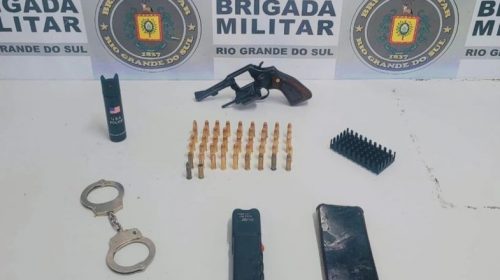 BRIGADA MILITAR PRENDE HOMEM POR PORTE ILEGAL DE ARMA DE FOGO, EM CAXIAS DO SUL