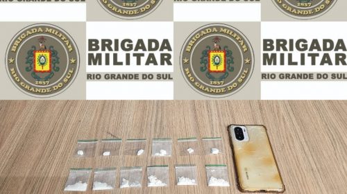 BRIGADA MILITAR PRENDE HOMEM POR TRÁFICO DE DROGAS NO BAIRRO FENAVINHO, EM BENTO GONÇALVES