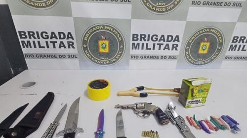 BRIGADA MILITAR PRENDE QUATRO JOVENS COM ARMA DE FOGO E FACAS, EM SÃO MARCOS