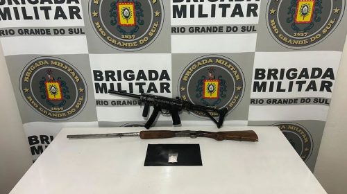 BRIGADA MILITAR APREENDE ADOLESCENTE COM DROGA E ARMAS, EM GUAPORÉ