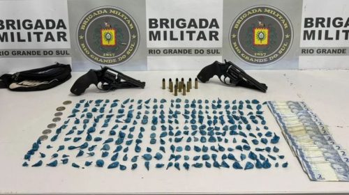 BRIGADA MILITAR APREENDE DOIS ADOLESCENTES POR PORTE ILEGAL DE ARMA DE FOGO E TRÁFICO DE DROGAS, EM CAXIAS DO SUL