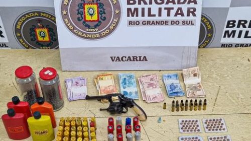 BRIGADA MILITAR PRENDE TRÊS HOMENS POR PORTE ILEGAL DE ARMA DE FOGO E TRÁFICO DE DROGAS, EM VACARIA