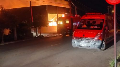 INCÊNDIO DESTRÓI FÁBRICA DE ESTOFADOS, NO BAIRRO SÃO ROQUE, EM BENTO GONÇALVES