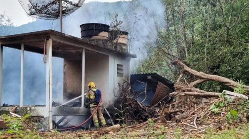 INCÊNDIO DESTRÓI CASA NA LINHA ALCÂNTARA, EM FARIA LEMOS, INTERIOR DE BENTO GONÇALVES