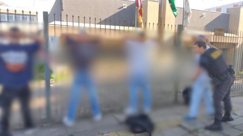 JOVENS SÃO FLAGRADOS REALIZANDO PICHAÇÃO NA ÁREA COBERTA NO PLANALTO, EM BENTO GONÇALVES