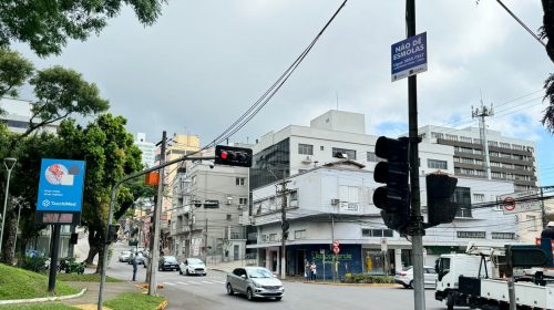 Prefeitura instala placas “não de esmolas” em diversos pontos de Bento