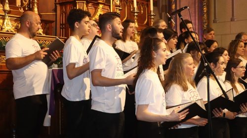 Coro Unimed leva música e emoção em eventos da Noite Luminosa, na Serra Gaúcha