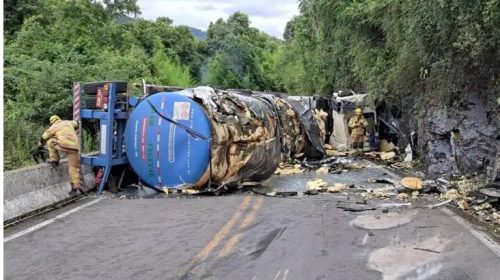 Tombamento de carreta deixa quatro pessoas feridas na BR-116, em Campestre da Serra