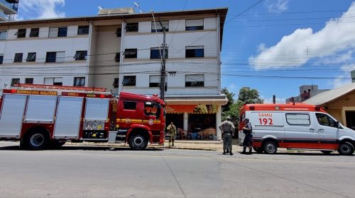 Bombeiros atendem ocorrência de surto em apartamento no bairro São Francisco, em Bento