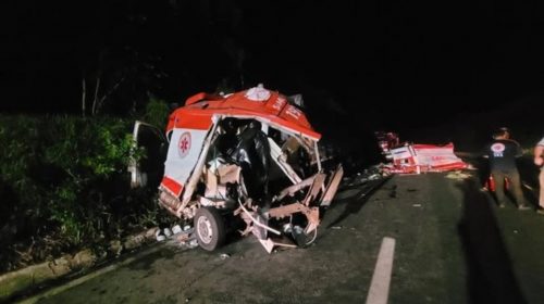 TRÊS SOCORRISTAS E UM PACIENTE MORREM EM ACIDENTE ENTRE AMBULÂNCIA E CAMINHÃO NA BR 476, NO PARANÁ