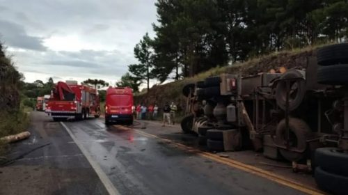 HOMEM MORRE AO TOMBAR CAMINHÃO NA BR 116, EM VACARIA