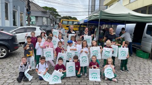 Feira Ecológica contou com a visitação de aproximadamente 800 alunos da rede pública de ensino em Bento