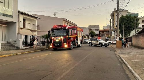 Bombeiros combatem incêndio no bairro Planalto, em Guaporé