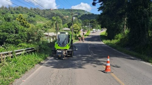 SMVOP realiza operação tapa-buracos em estrada do Barracão