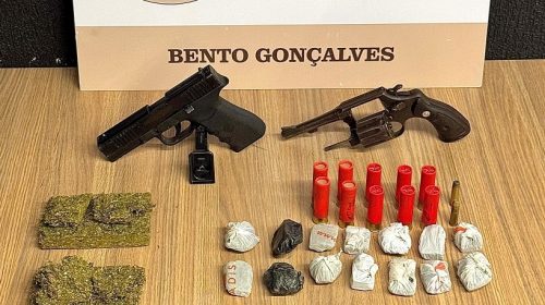 Brigada Militar prende homem e apreende dois menores por porte ilegalmente de arma de fogo e tráfico de entorpecentes em Bento Gonçalves