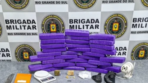 Suspeito é preso com 17 quilos de maconha, munições e fardamento da BM em Vacaria