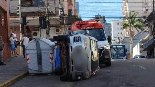 Veículo tomba após colisão no centro de Bento