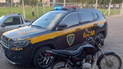 GCM RECUPERA MOTOCICLETA EM SITUAÇÃO DE FURTO/ROUBO NO BAIRRO FÁTIMA, EM BENTO GONÇALVES