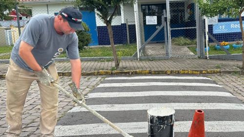 Pinturas de faixas de segurança são realizadas próximo a escolas de Bento Gonçalves