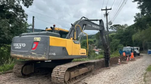 Obras de drenagem são realizadas em estrada da comunidade 6 da Leopoldina, em Bento