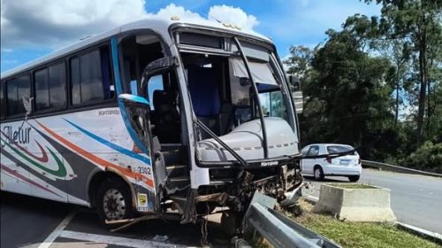 Motorista de ônibus fica gravemente ferido em acidente na BR-470, em Garibaldi