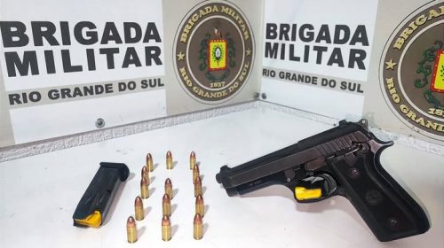 BRIGADA MILITAR PRENDE HOMEM COM ARMA DE FOGO, EM SERAFINA CORRÊA