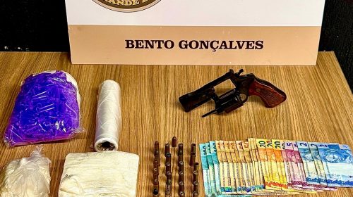 BRIGADA MILITAR PRENDE HOMEM POR TRÁFICO DE DROGAS E POSSE ILEGAL DE ARMA DE FOGO NO CENTRO DE BENTO GONÇALVES