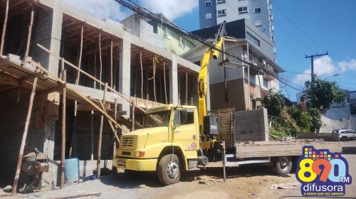 Homem fica gravemente ferido após receber descarga elétrica em obra no bairro Eucaliptos, em Bento