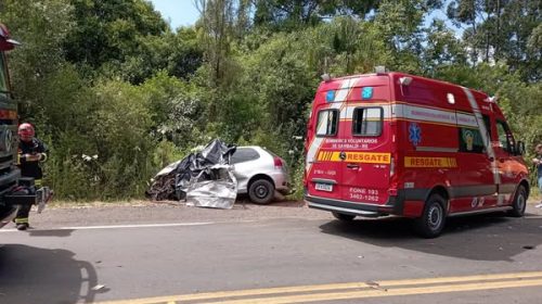 UMA PESSOA MORRE EM COLISÃO ENTRE CARRO E CAMINHÃO NA RSC-453, PRÓXIMO AO PEDÁGIO DE BOA VISTA DO SUL