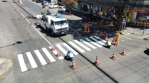 Prefeitura inicia aplicação de pintura termoplástica nas sinalizações da região central