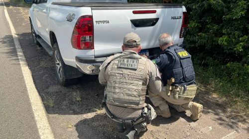 Polícia Rodoviária Federal e Brigada Militar prendem homem dirigindo camionete furtada, em Barra do Ribeiro