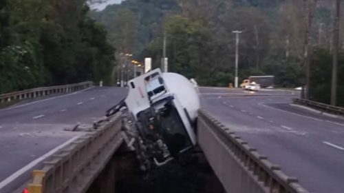 Caminhão bloqueia totalmente a ERS-122, em São Sebastião do Caí