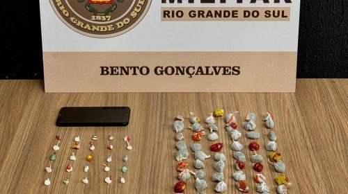 BRIGADA MILITAR PRENDE HOMEM POR TRÁFICO DE DROGAS NO BAIRRO EUCALIPTOS, EM BENTO GONÇALVES