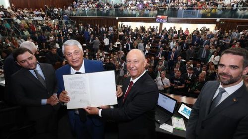 Pepe Vargas assume a presidência do Parlamento gaúcho em sessão solene